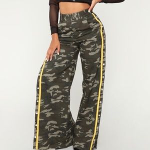 High waisted camo pants - Fashion Nova